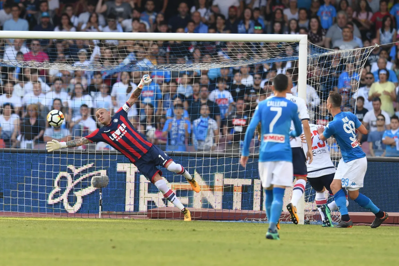 Arkadiusz Milik strzela gola w meczu z Crotone