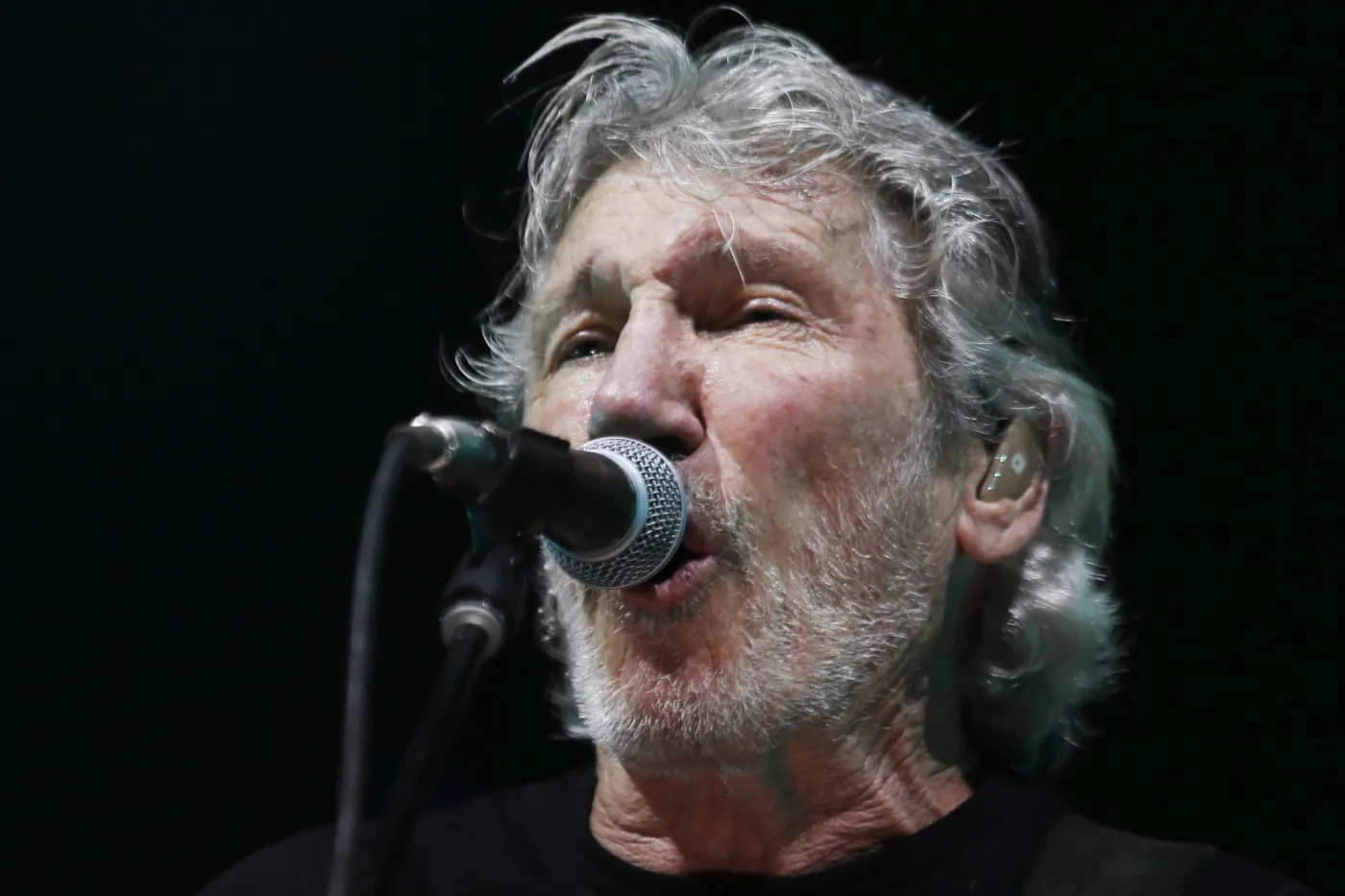 Roger Waters podczas koncertu w Lizbonie w maju 2018 roku w ramach trasy Us +Them