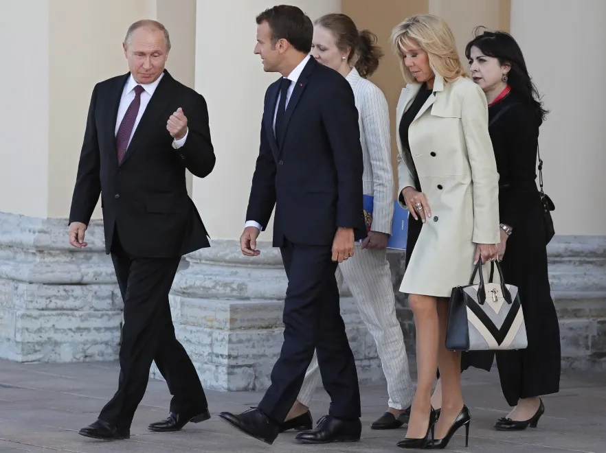 10985668-wladimir-putin-emmanuel-macron.jpg