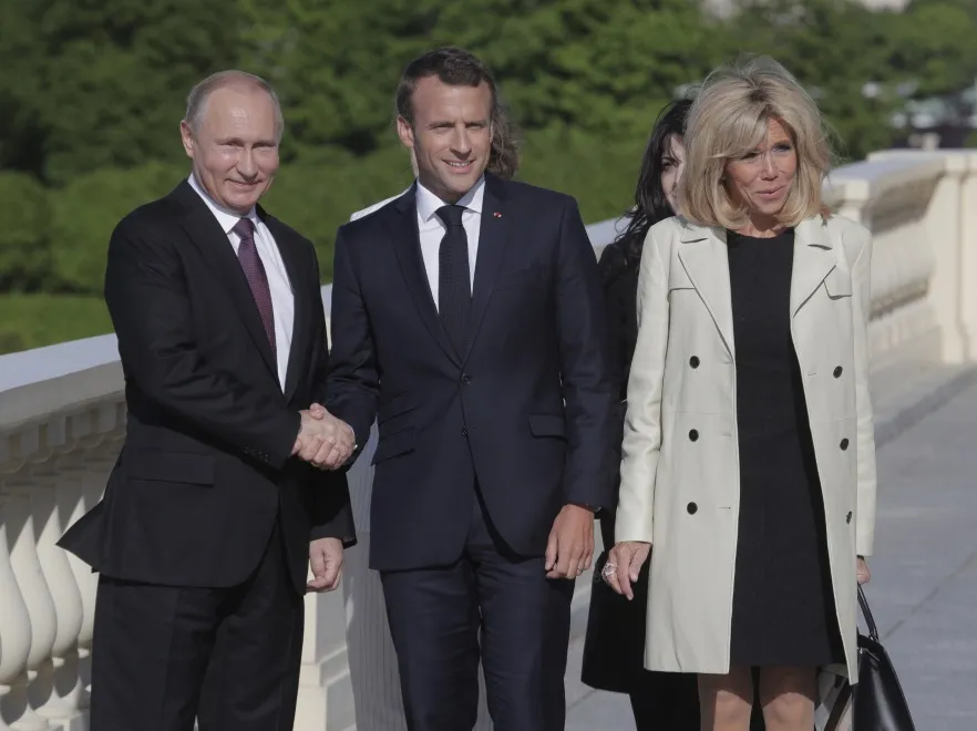 10985697-wladimir-putin-emmanuel-macron.jpg