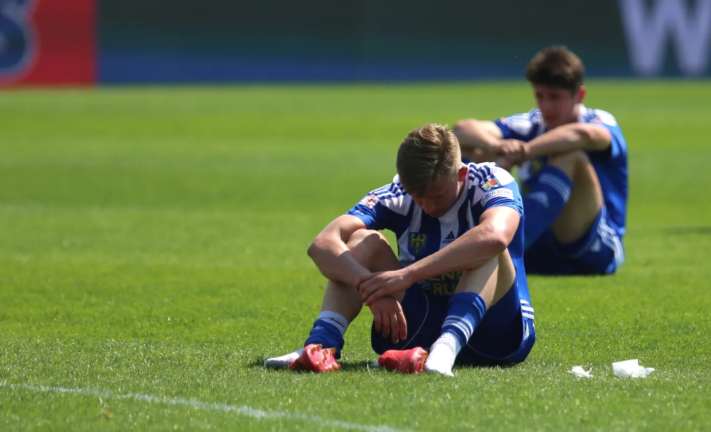 Smutek zawodników Ruchu Chorzów po przegranym meczu piłkarskiej pierwszej ligi z Zagłębiem Sosnowiec