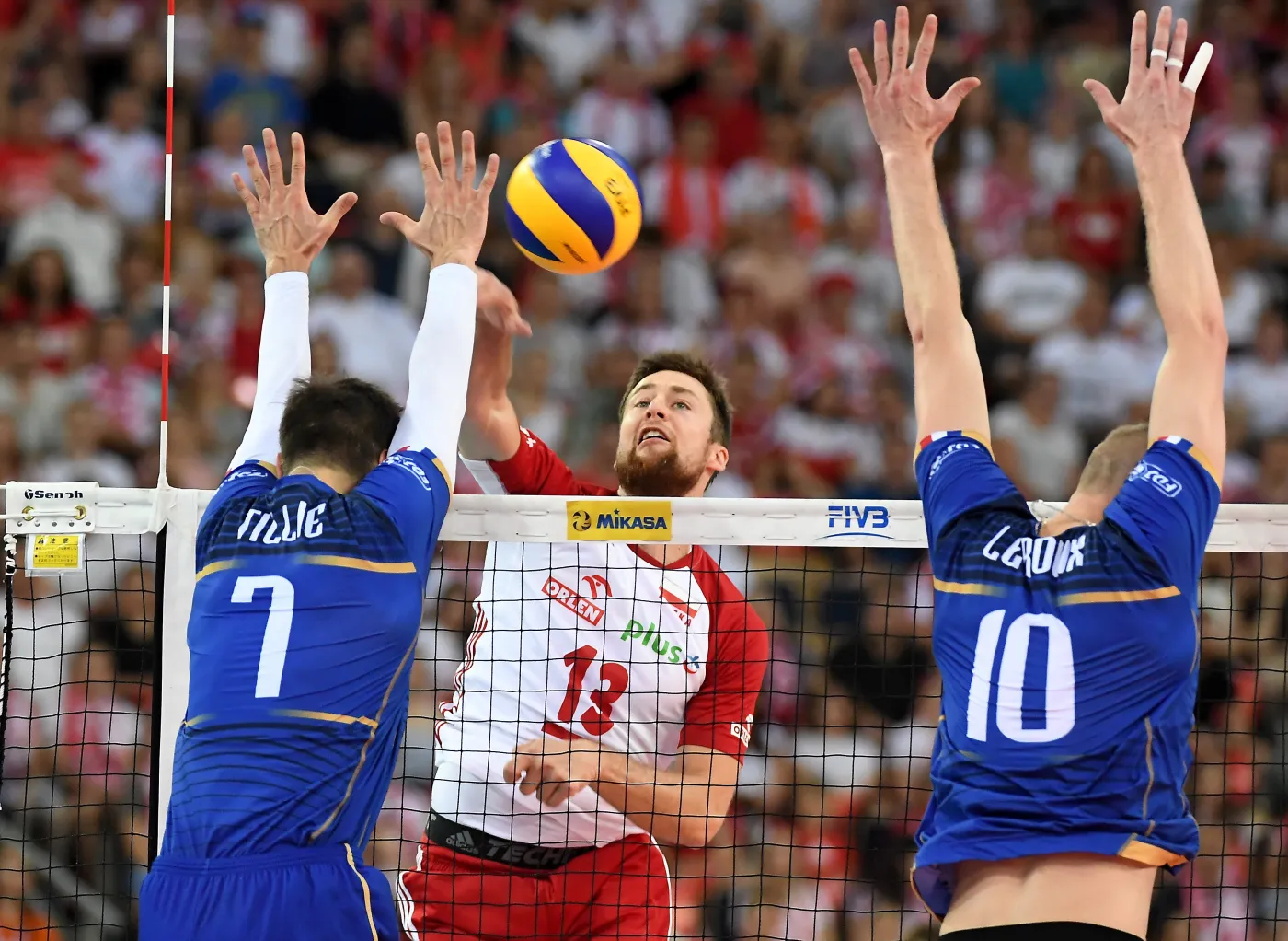 Michał Kubiak (C) oraz Francuzi Kevin Tillie (L) i Kevin Le Roux (P)