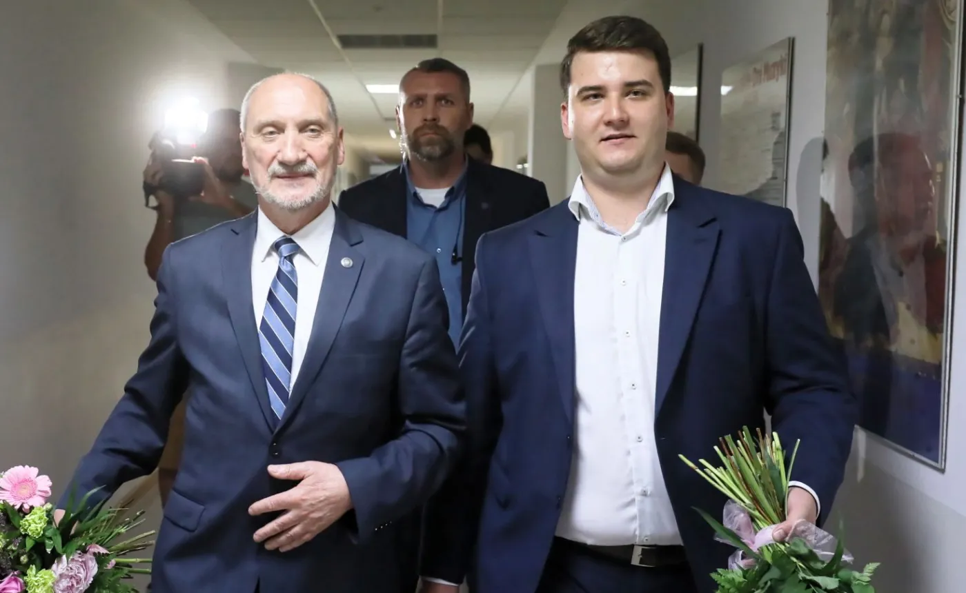 Poseł PiS Antoni Macierewicz (L) i były rzecznik MON Bartłomiej Misiewicz (P) po sympozjum dot. bezpieczeństwa Polski