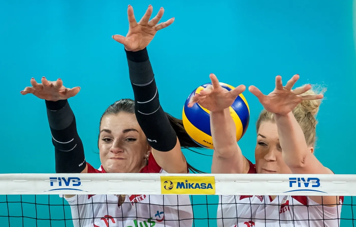 Malwina Smarzek (L) i Agnieszka Kąkolewska (P) podczas meczu z reprezentacją Belgii w turnieju Ligi Narodów
