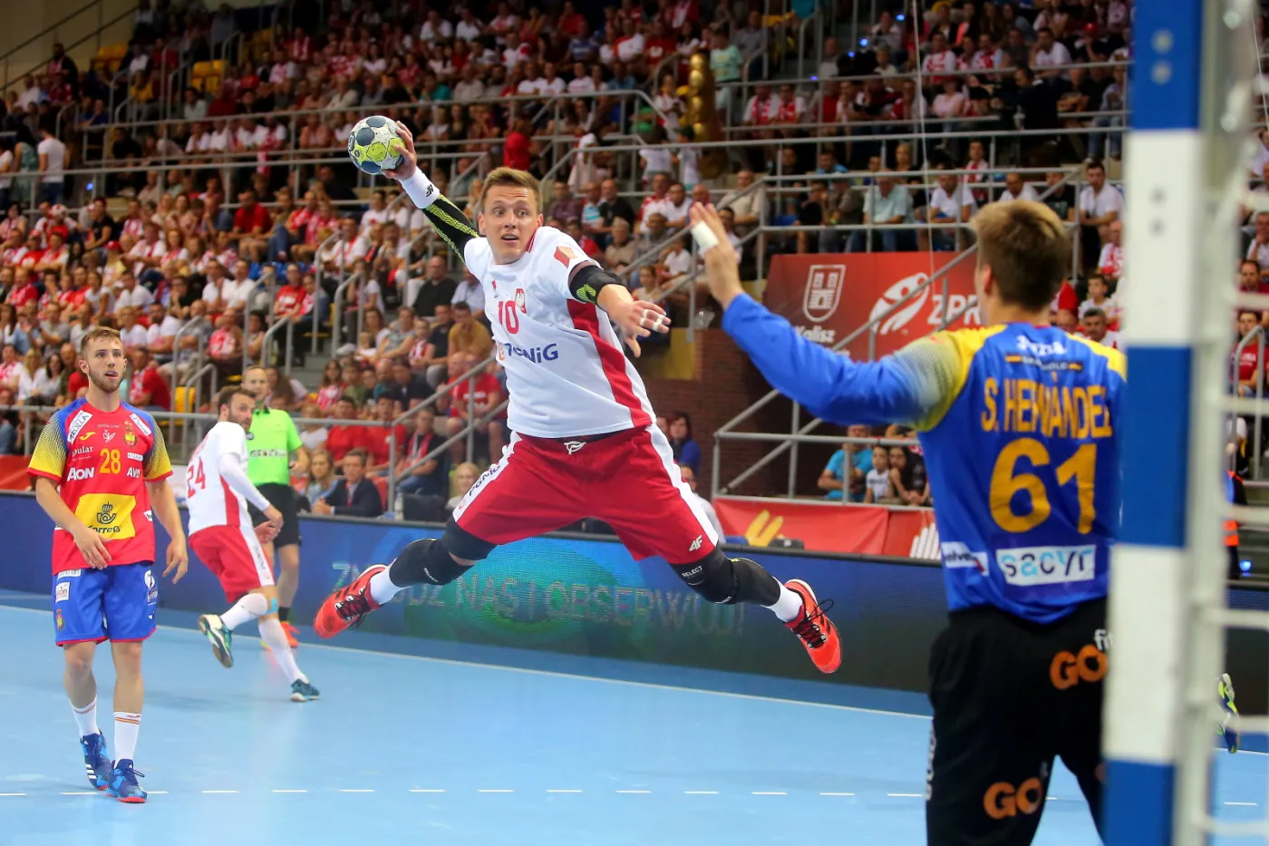 Patryk Walczak (C) i hiszpański bramkarz Sergey Hernandez Ferrer (P)