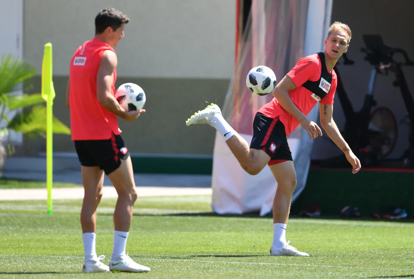 Robert Lewandowski (L) i i Łukasz Teodorczyk podczas treningu w Soczi