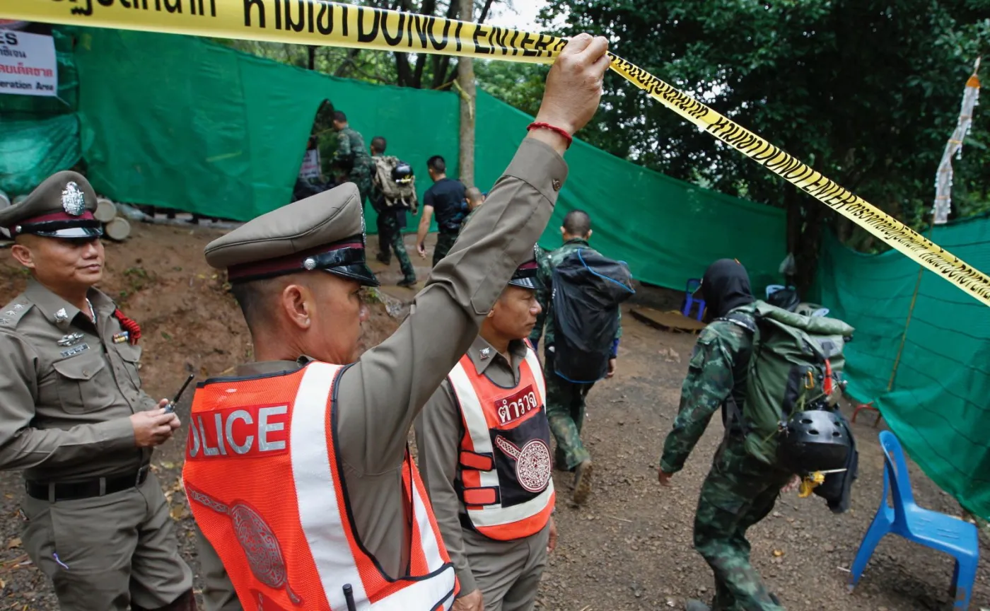 Służby ratunkowe przed jaskinią w Tajlandii