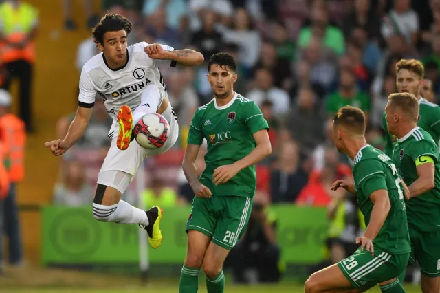 Legia zrobiła pierwszy krok na drodze do Ligi Mistrzów. Po golu Kucharczyka pokonała Cork City