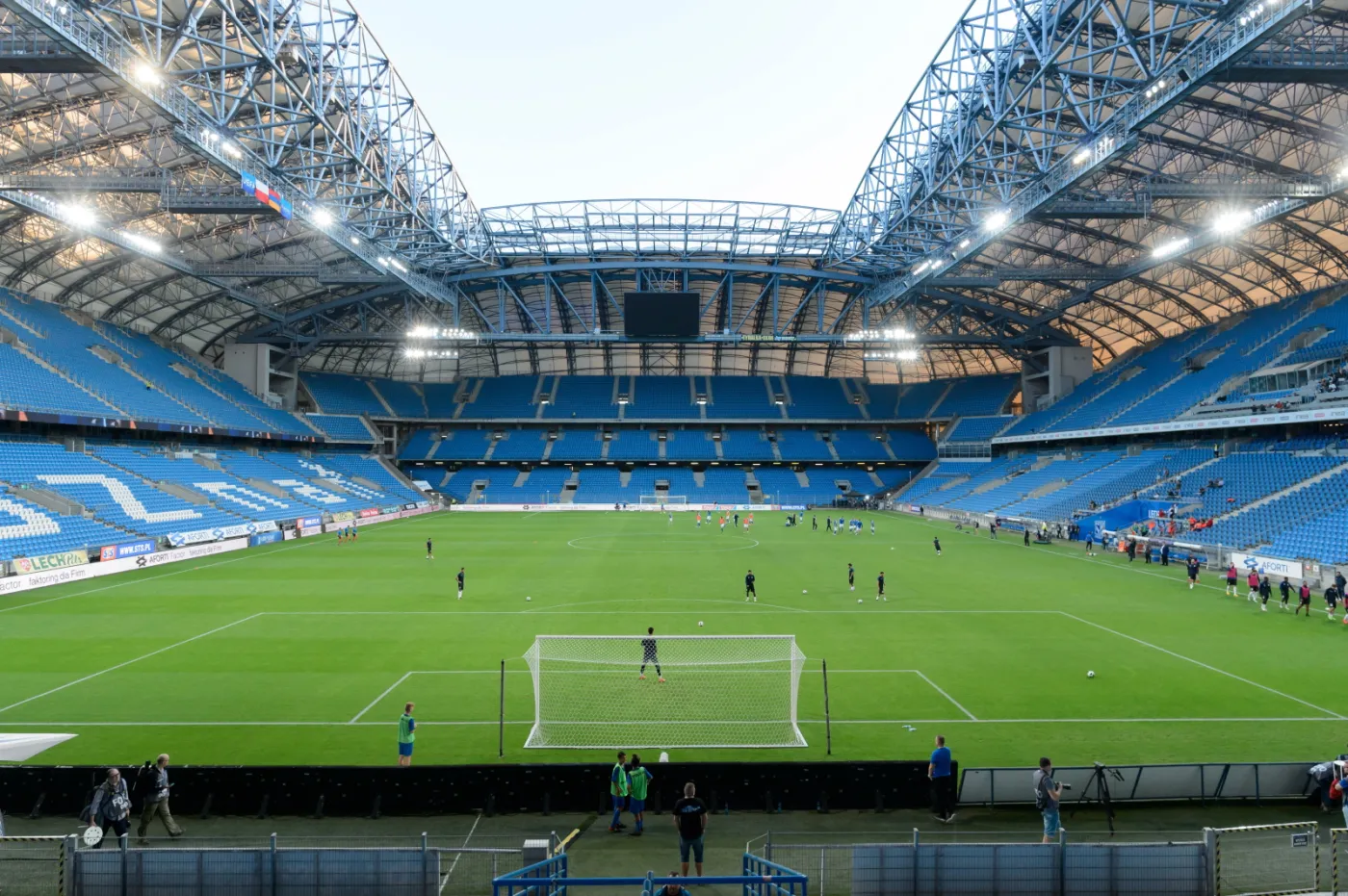 Puste trybuny stadionu podczas meczu Lech Poznań - FC Gandzasar