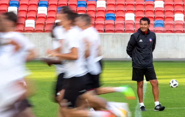 zkoleniowiec AS Trencin Ricardo Moniz podczas treningu w Zabrzu, 25 bm. AS Trencin przygotowuje się do jutrzejszego meczu 2. rundy eliminacyjnej piłkarskiej Ligi Europejskiej z Górnikiem Zabrze.