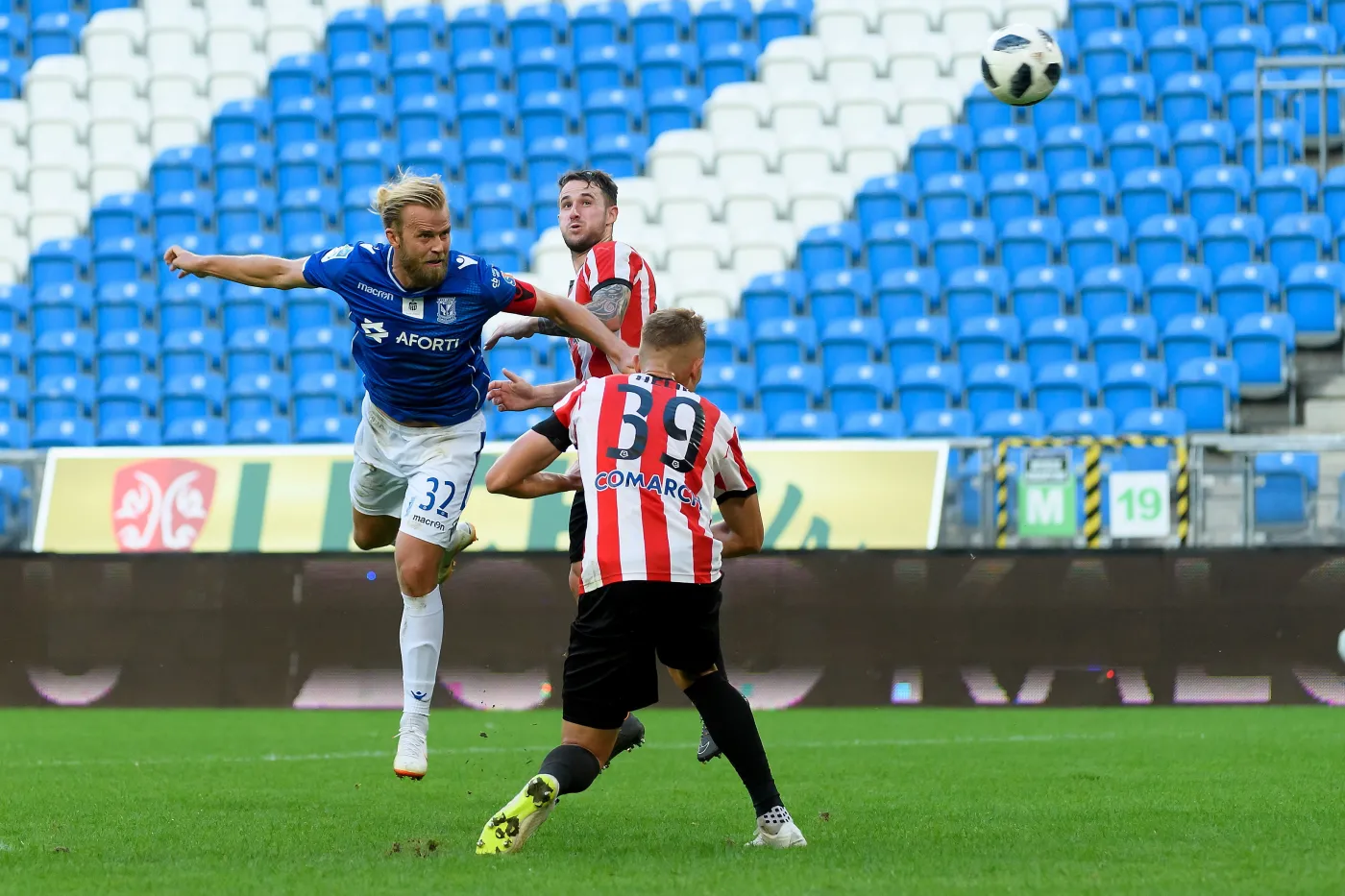 Zawodnik Lecha Poznań Christian Gytkjaer (L) strzela bramkę podczas meczu 2. kolejki piłkarskiej Ekstraklasy z Cracovią