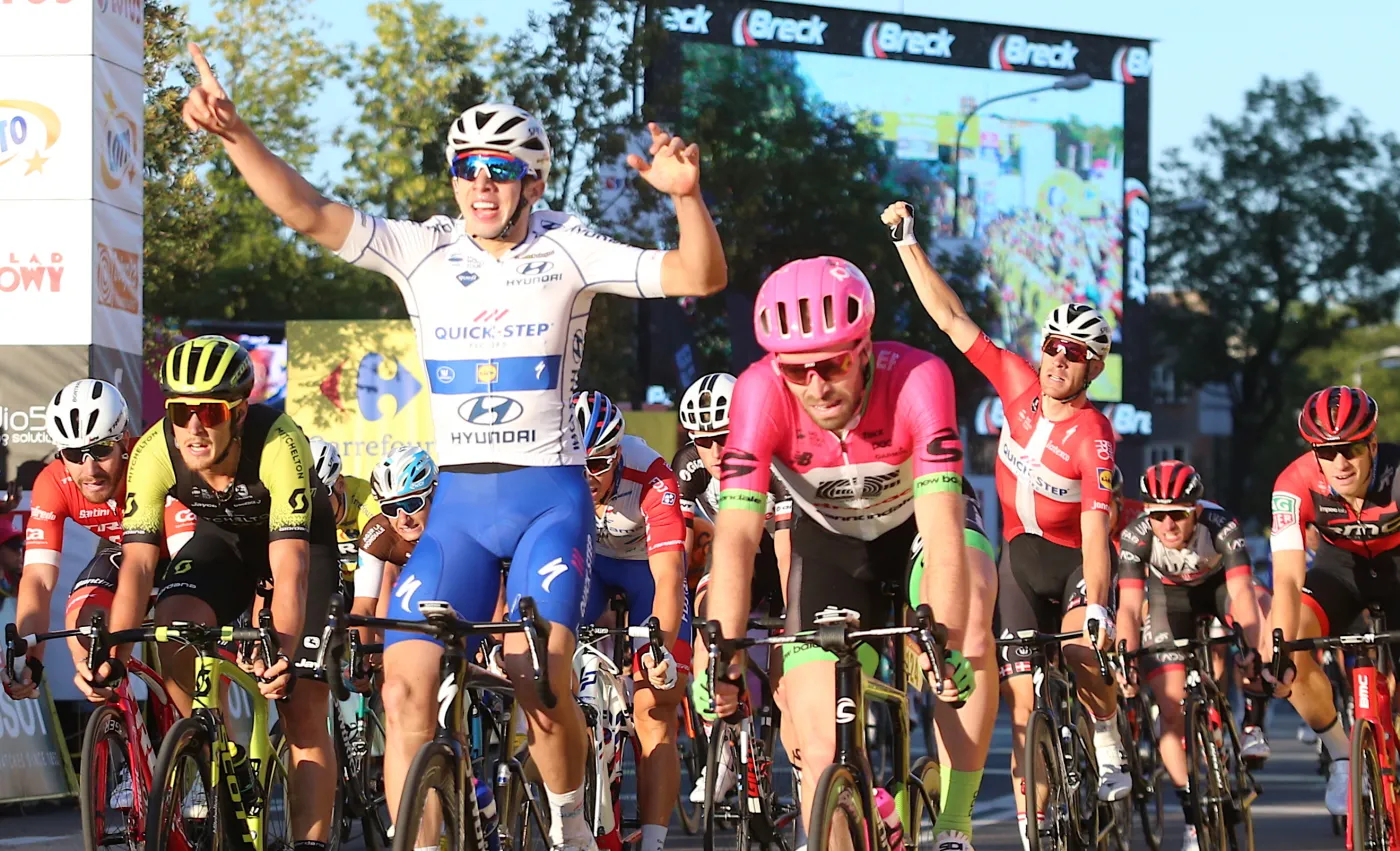 Kolumbijczyk Alvaro Joséphine Chagui Hodeg (C) z grupy Quick-Step Floors wygrał 3. etap 75. wyścigu Tour de Pologne z Chorzowa do Zabrza