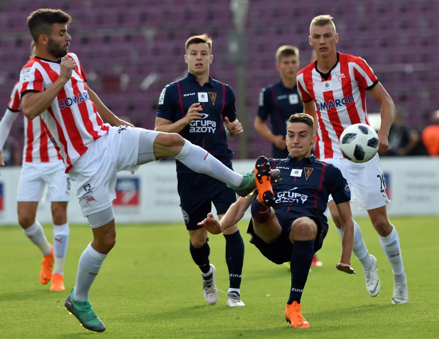 Zawodnik Pogoni Szczecin David Stec (P) i Javi Hernandez (L) z Cracovii Kraków