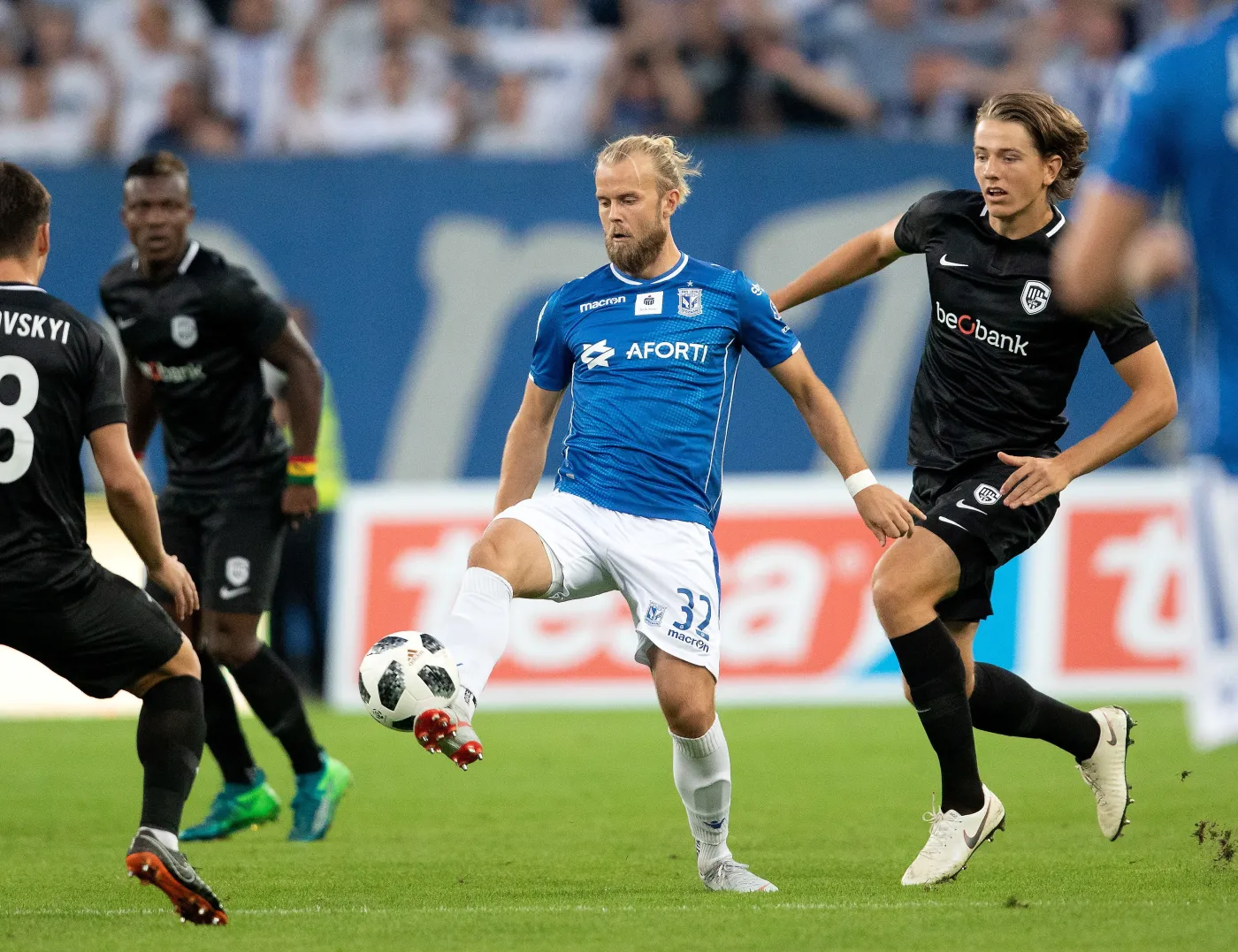 Piłkarz Lecha Poznań Christian Gytkjaer (C) i Sander Berge (P) z KRC Genk