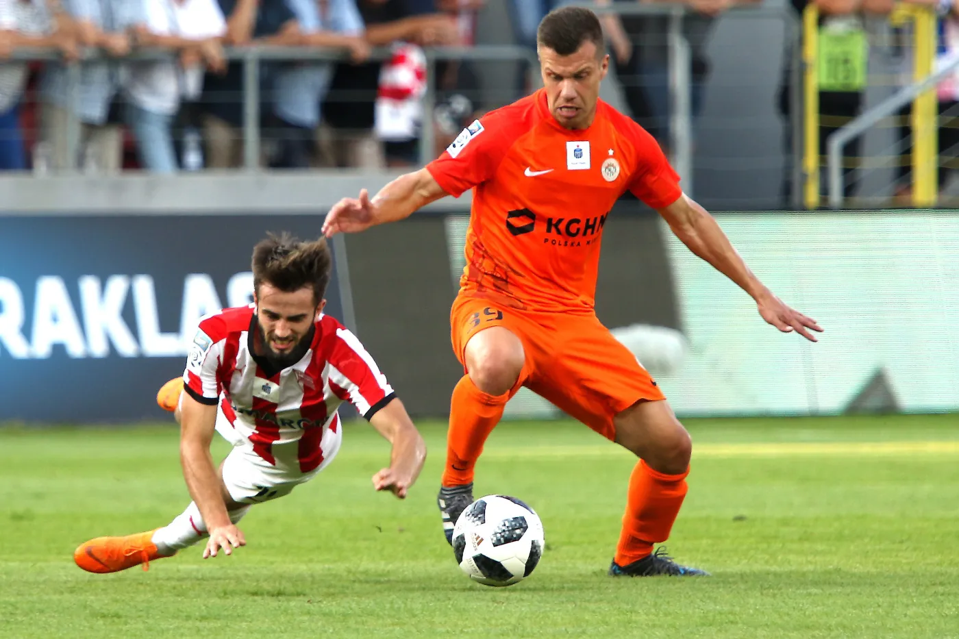 Zawodnik Zagłębia Lubin Damjan Bohar (P) podczas meczu piłkarskiej Ekstraklasy z Cracovią