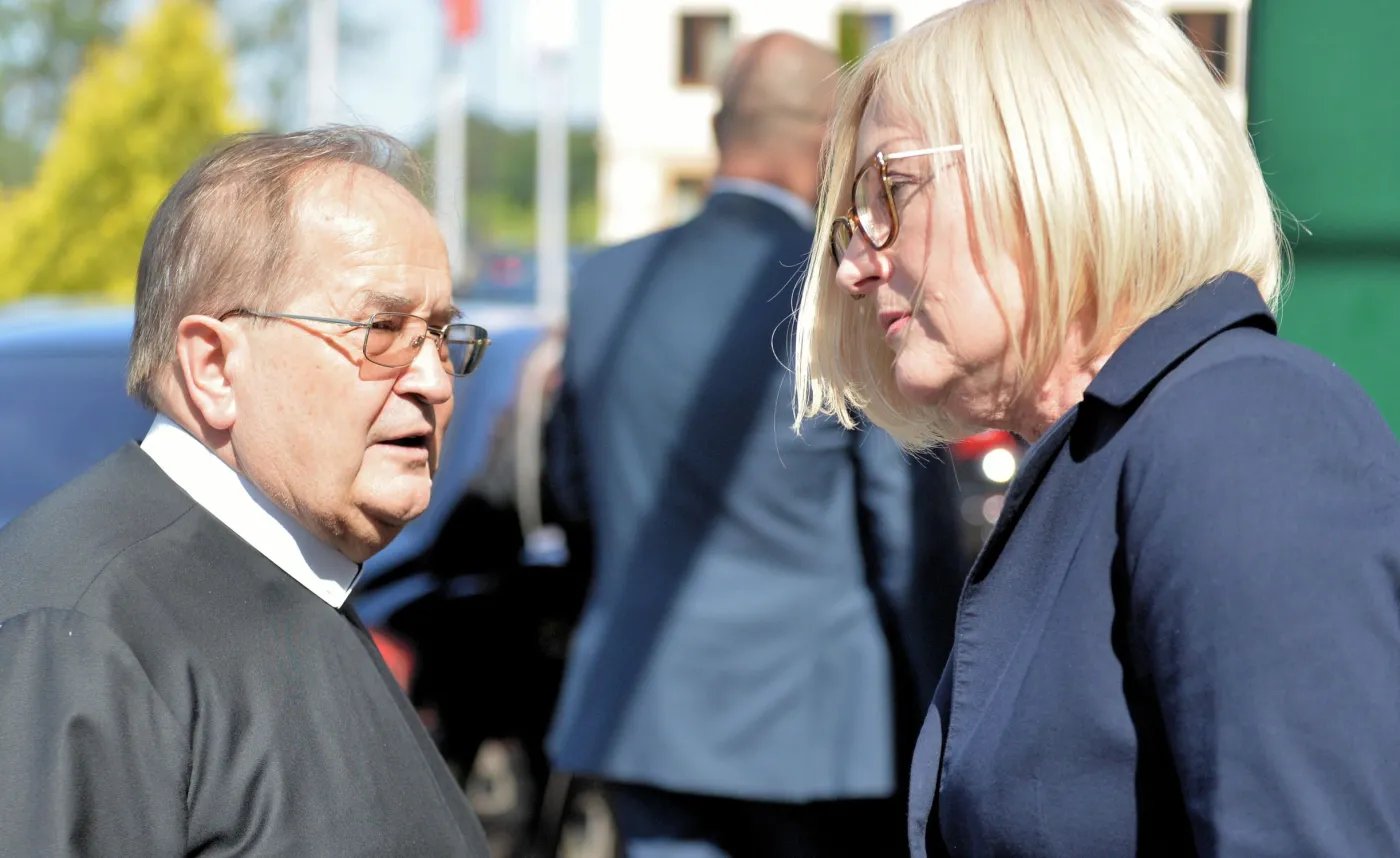 Rzecznik rządu Joanna Kopcińska i dyrektor Radia Maryja ojciec Tadeusz Rydzyk 