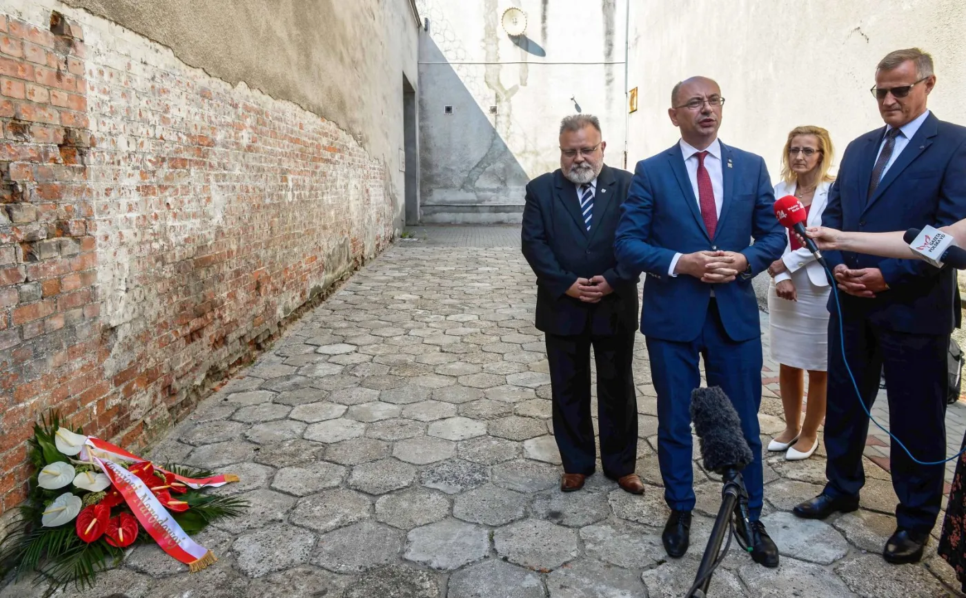 Zastępca Prezesa IPN dr Mateusz Szpytma i dyrektor Głównej Komisji Ścigania Zbrodni przeciwko Narodowi Polskiemu prok. Andrzej Pozorski składają wieniec na terenie więzienia mokotowskiego w Warszawie