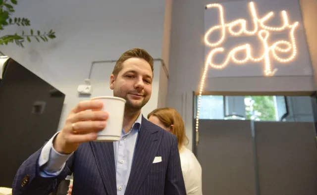 "Duda Pomoc" w nowym wydaniu. Patryk Jaki otworzył kawiarnię "Jaki Cafe"