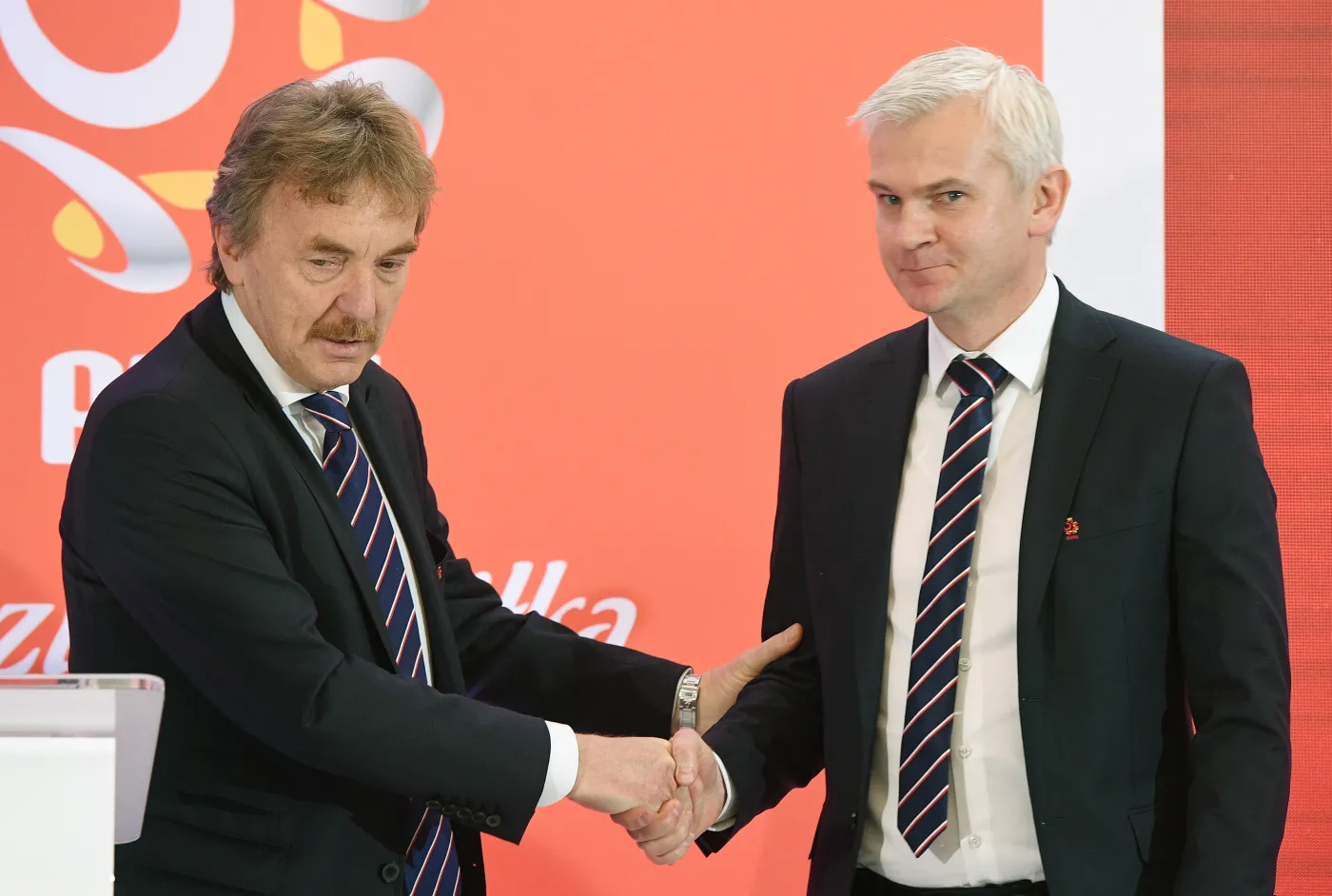 Prezes Polskiego Związku Piłki Nożnej Zbigniew Boniek (L) oraz nowy selekcjoner młodzieżowej reprezentacji Polski Jacek Magiera (P)