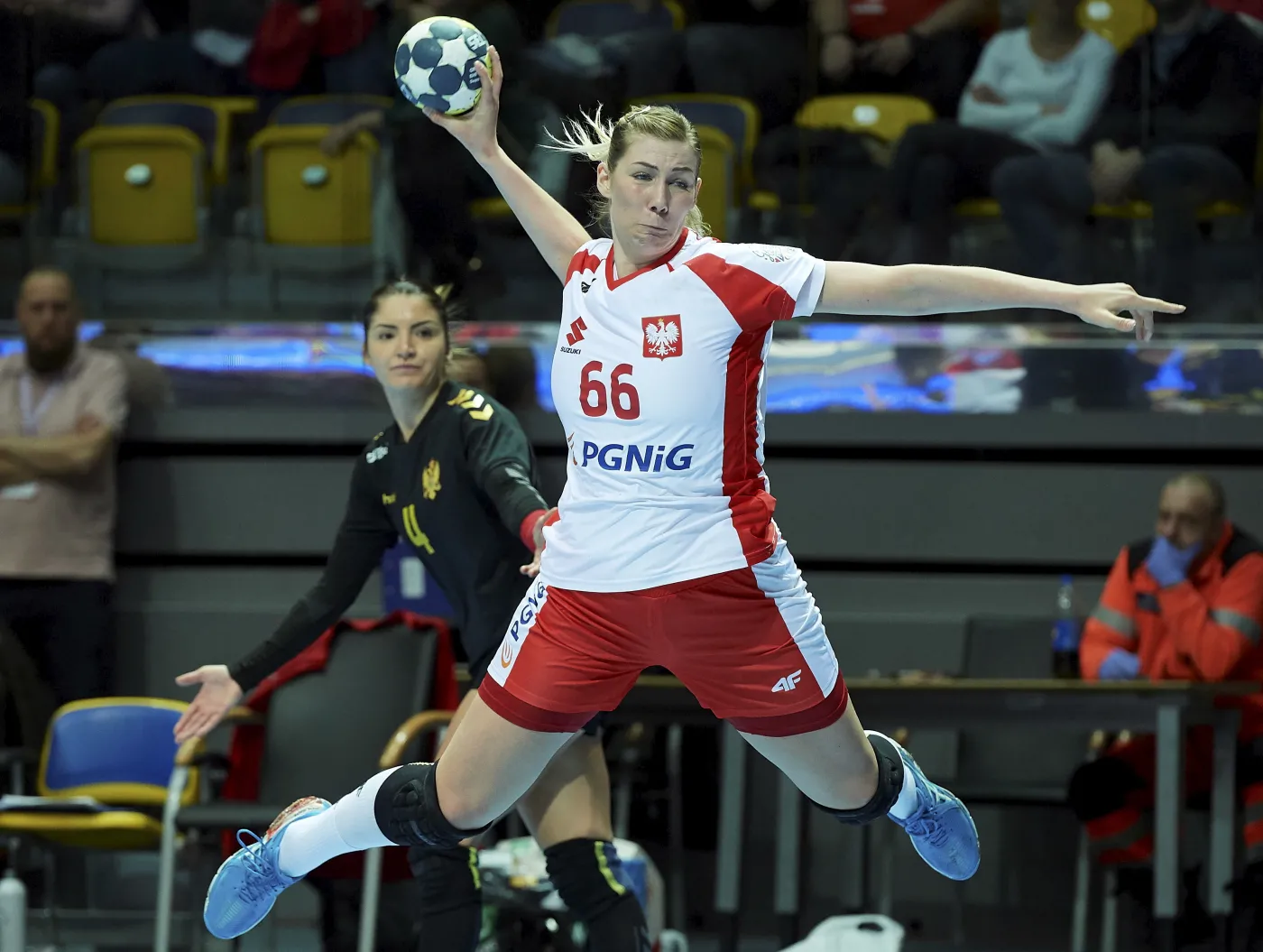 Joanna Szarawaga podczas meczu eliminacyjnego mistrzostw Europy piłkarek ręcznych z Czarnogórą