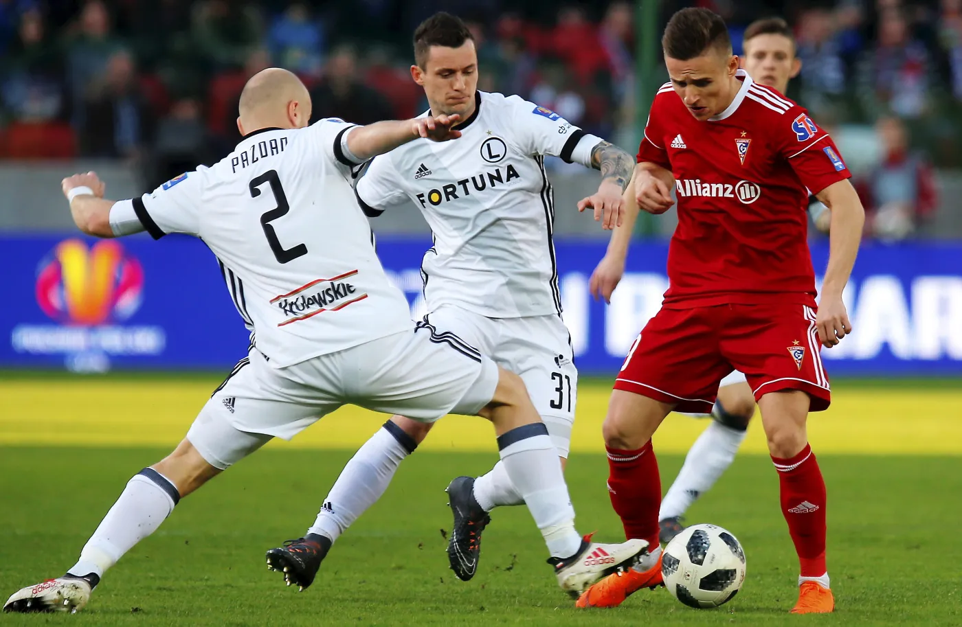 Zawodnik Górnika Zabrze Damian Kądzior (P) oraz Michał Pazdan (L) i Krzysztof Mączyński (C) z Legii Warszawa