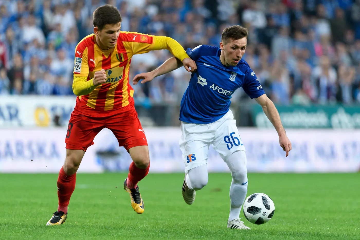 Zawodnik Lecha Poznań Radosław Majewski (P) i Mateusz Możdżeń (L) z Korony Kielce