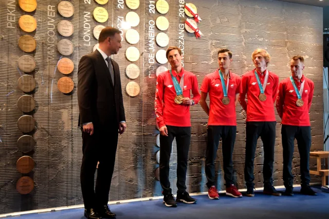 Prezydent Andrzej Duda podziękował Kamilowi Stochowi, że mógł dotknąć olimpijskiego medalu