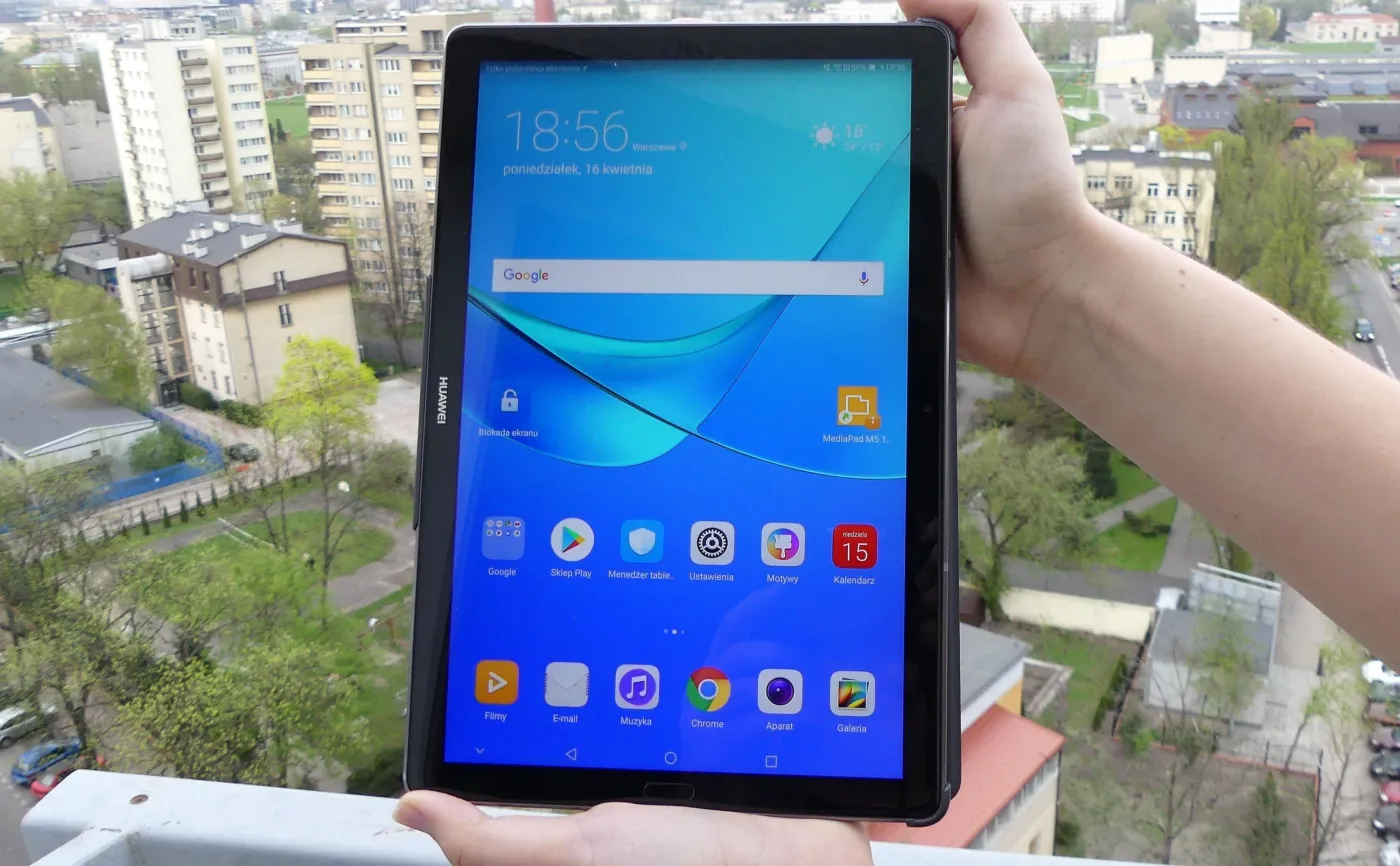 10913869-huawei-mediapad-m5-10-trzymac.jpg