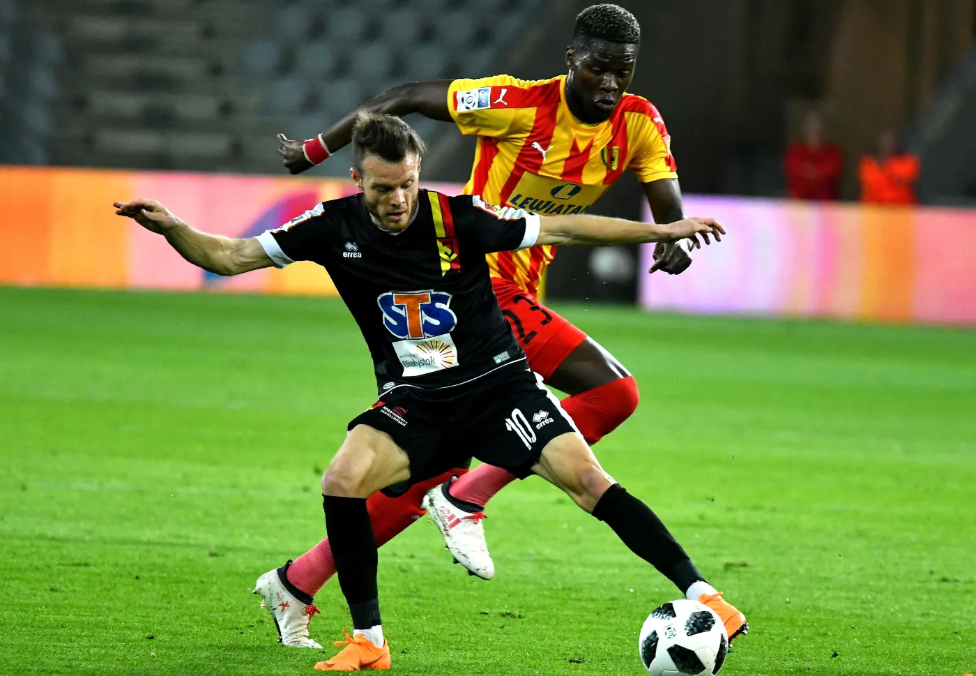 Piłkarz Korony Kielce Djibril Diaw (tył) i Dejan Lazarevic (przód) z Jagiellonii Białystok