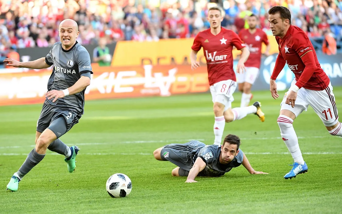 Piłkarz Wisły Kraków Jesus Imaz (P) oraz Michał Pazdan (L) i Inaki Astiz (C) z Legii Warszawa