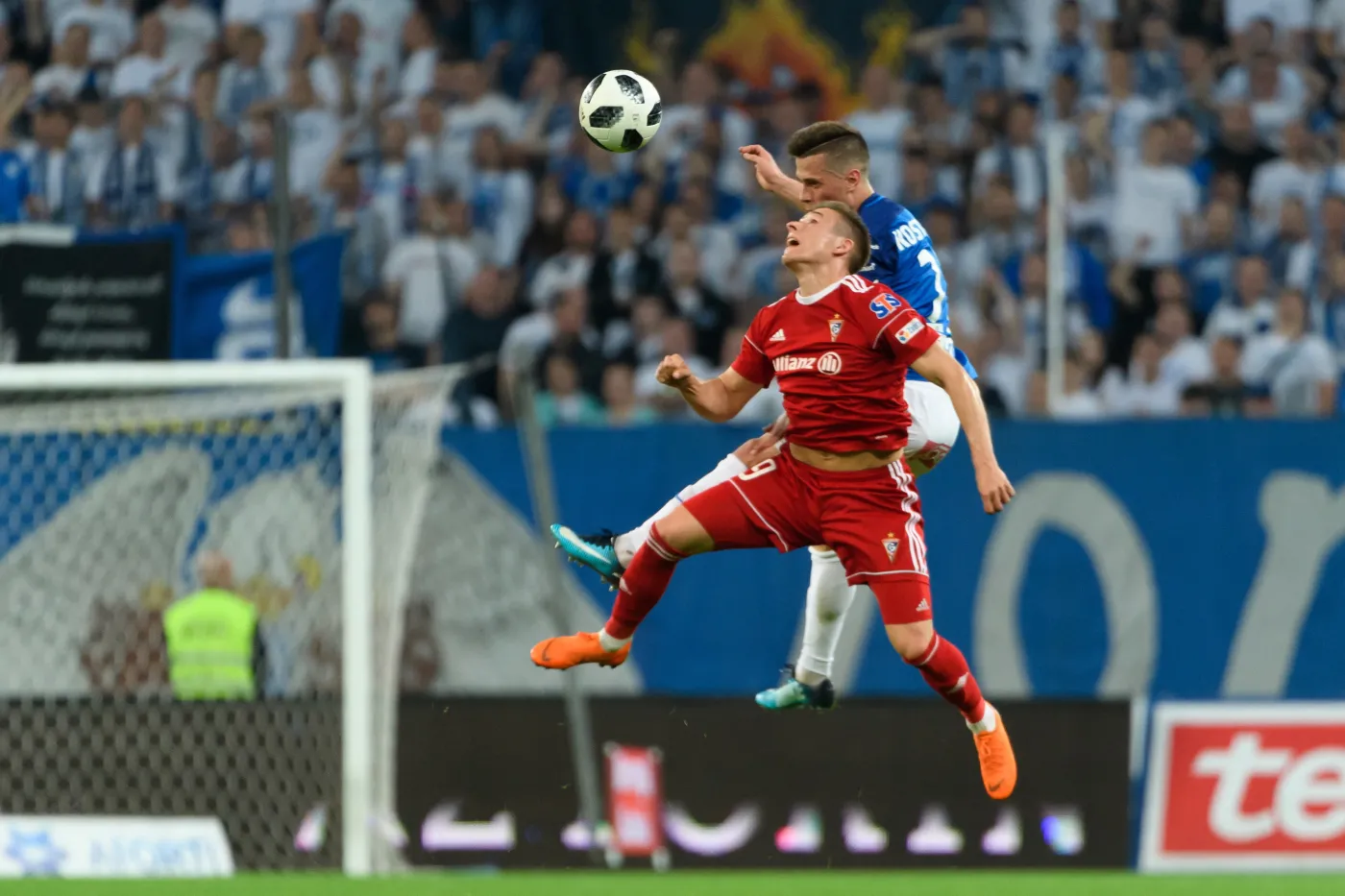 Zawodnik Lecha Poznan Wołodymyr Kostewycz (P) i Damian Kądzior (L) z Górnika Zabrze