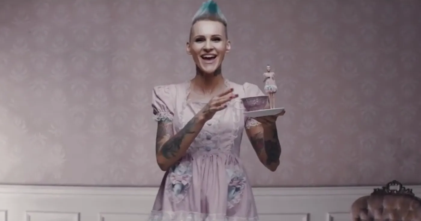 Agnieszka Chylińska w teledysku do nagrania "Mam zły dzień"