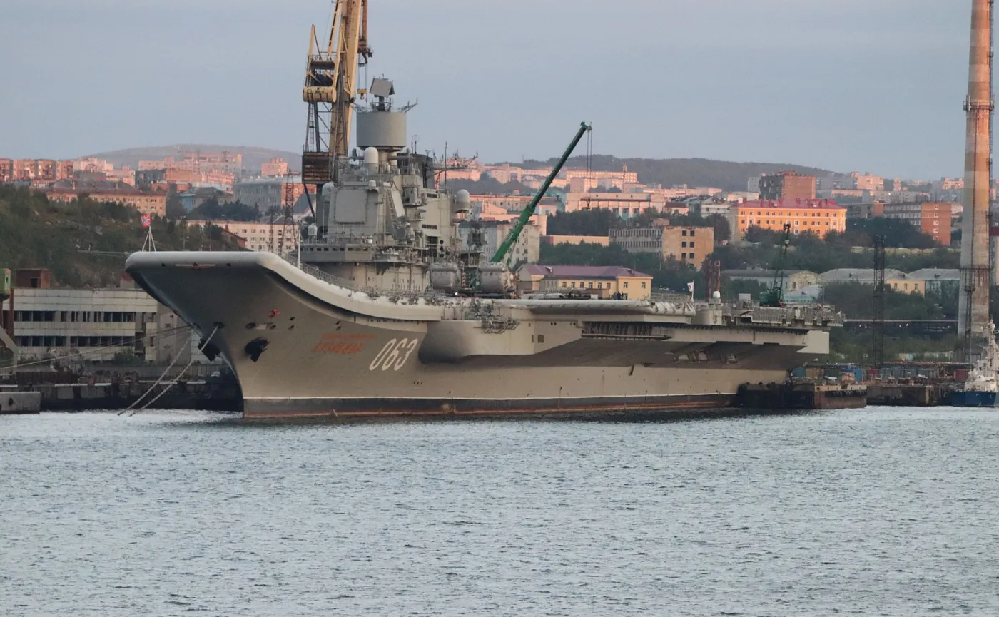 Problemy rosyjskiej floty. Niewłaściwe zatopienie doku mogło uszkodzić jedyny rosyjski lotniskowiec