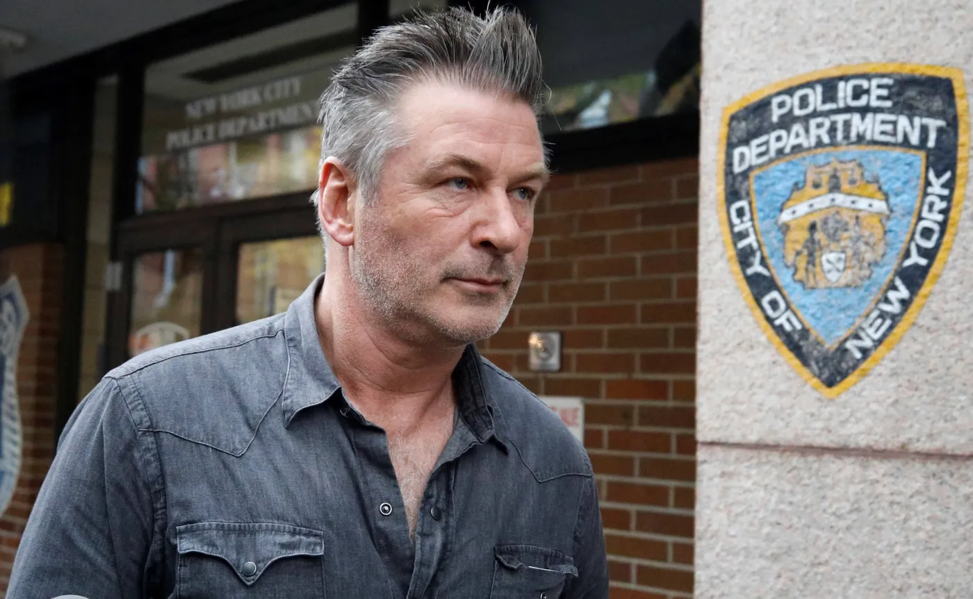 Alec Baldwin przed posterunkiem policji