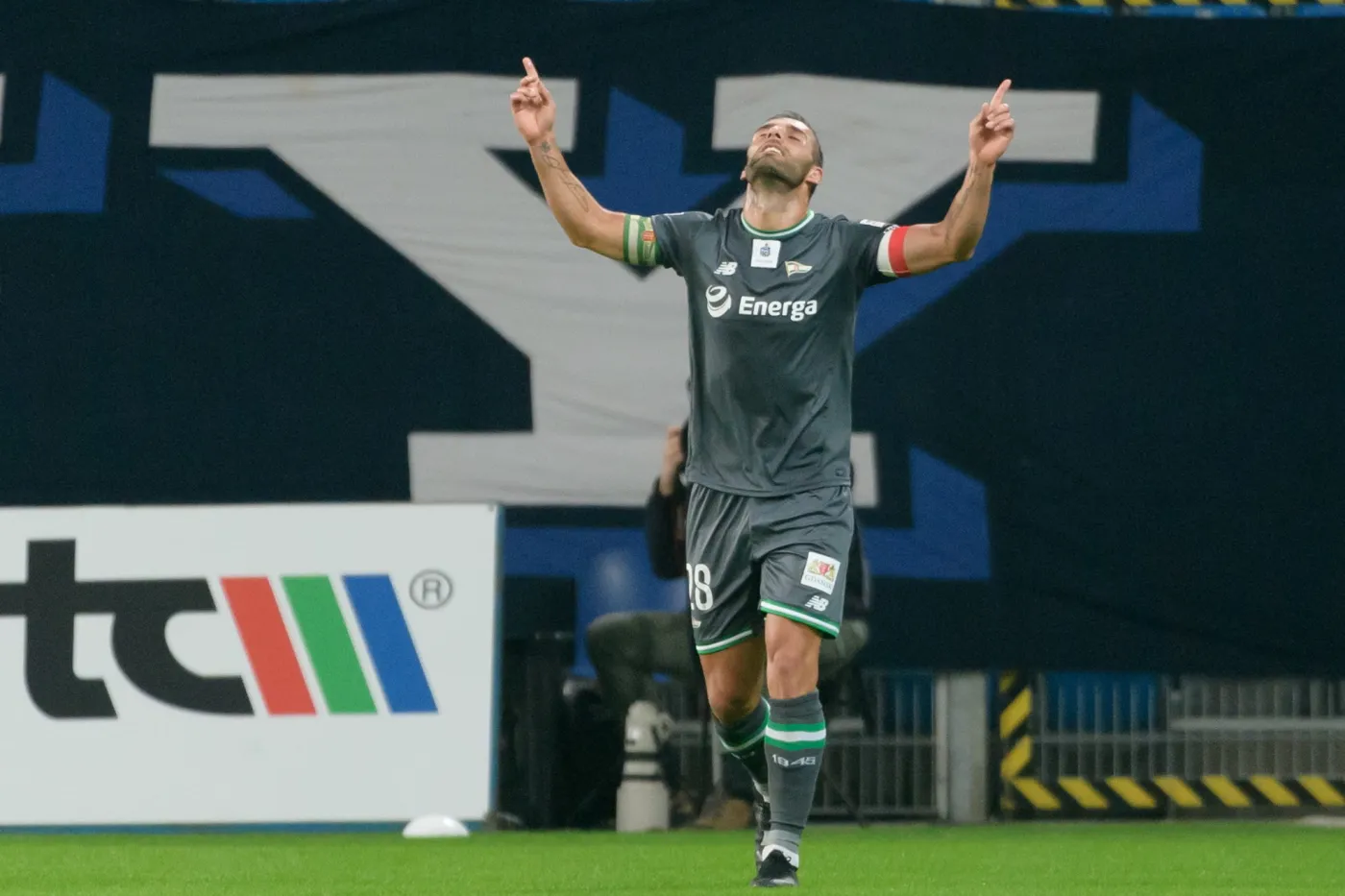 Zawodnik Lechii Gdańsk Flavio Paixao cieszy się z gola podczas meczu 14. kolejki piłkarskiej Ekstraklasy z Lechem Poznań