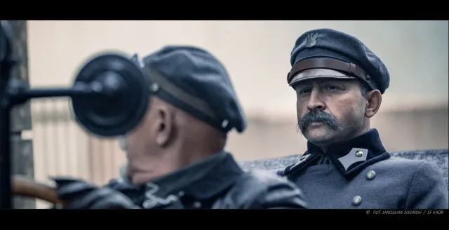 Borys Szyc jako Józef Piłsudski. Mamy nowe zdjęcia z planu historycznej produkcji [FOTO]