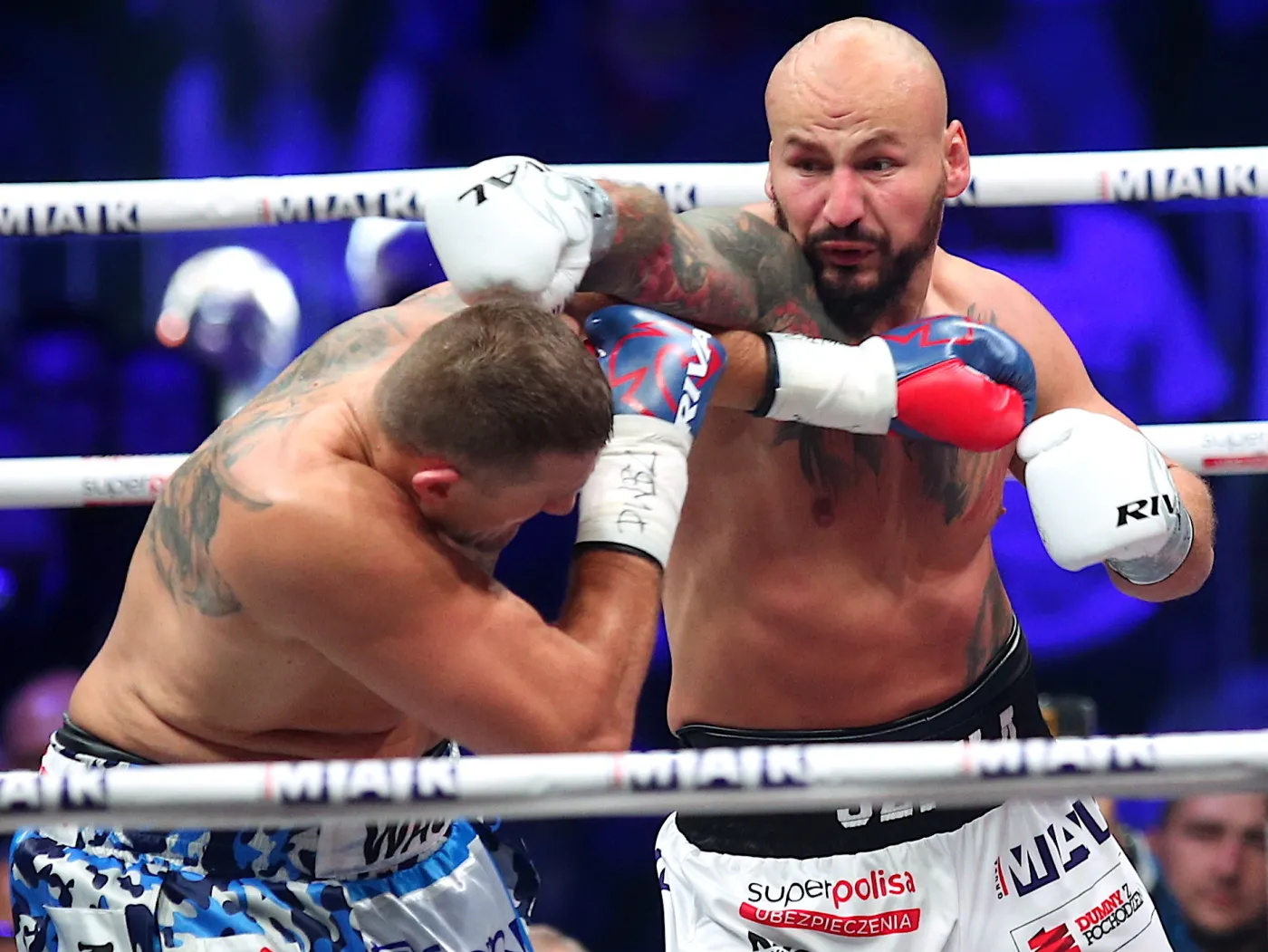 Artur Szpilka (P) i Mariusz Wach (L) w pojedynku wagi ciężkiej podczas bokserskiej gali KnockOut Boxing Night