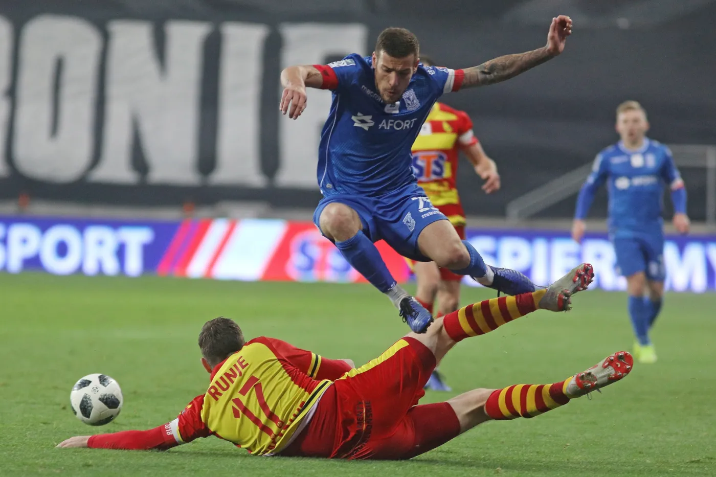 Zawodnik Jagiellonii Białystok Ivan Runje (dół) i Pedro Tiba z Lecha Poznań 