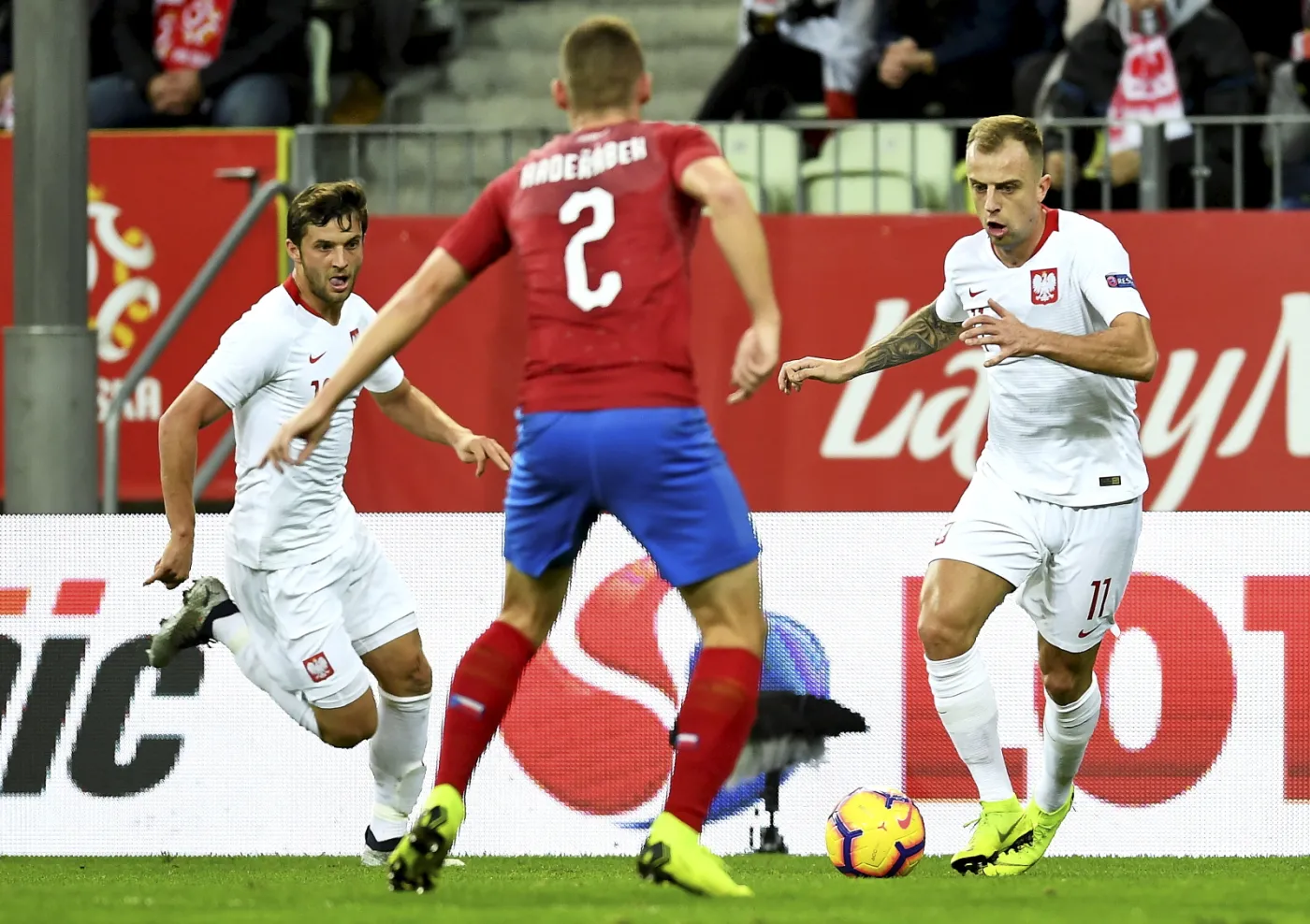 Bartosz Bereszyński (L) i Kamil Grosicki (P) oraz Pavel Kaderabek (C)
