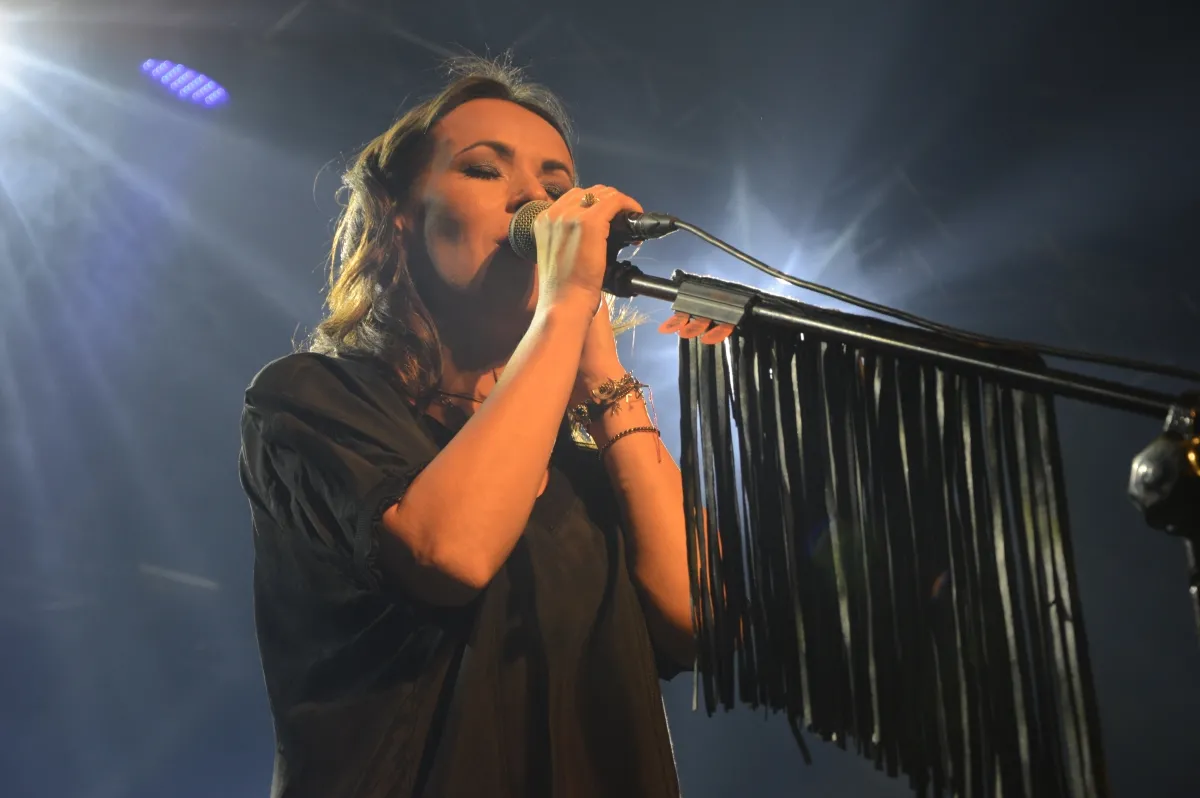 11787834-kasia-kowalska-na-scenie-klubu.jpg