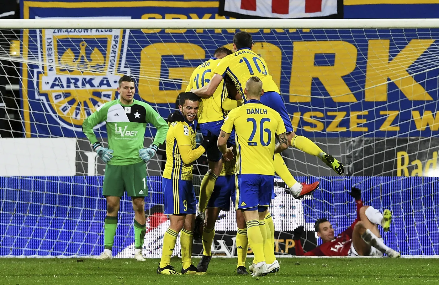 Piłkarze Arki Gdynia cieszą się z bramki Macieja Jankowskiego podczas meczu Ekstraklasy z Wisłą Kraków