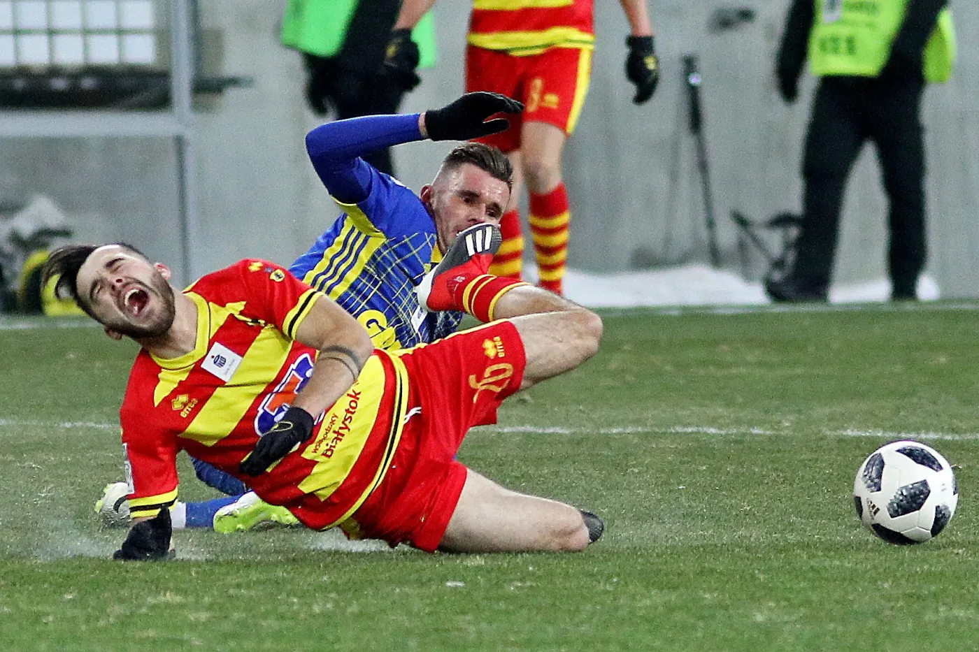 Zawodnik Jagiellonii Białystok Martin Pospisil (L) i Adam Deja (P) z Arki Gdynia