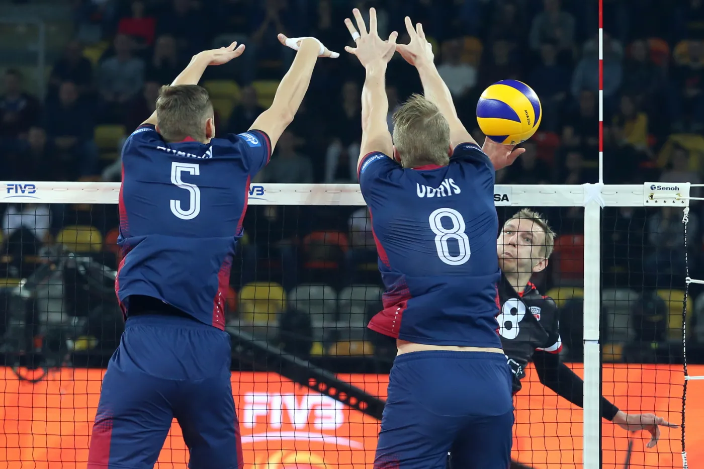 Zawodnik Asseco Resovii Rzeszów Damian Schluz (P) oraz Andrey Ananev (L) i Artur Udrys (C) z Fakieł Nowy Urengoj