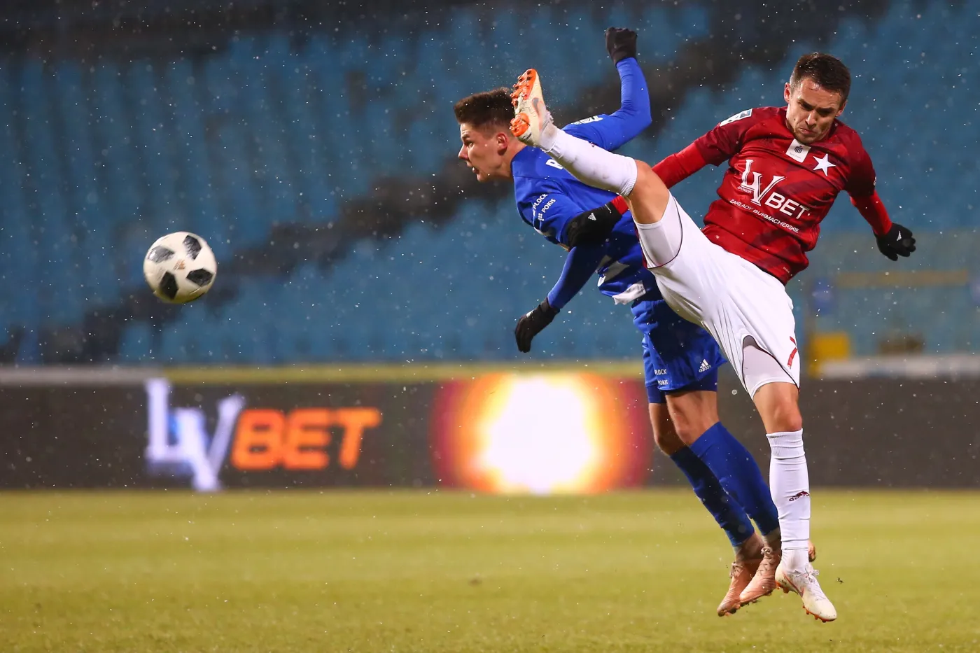 Piłkarz Wisły Płock Bartlomiej Sielewski (L) i Dawid Kort (P) z Wisły Kraków