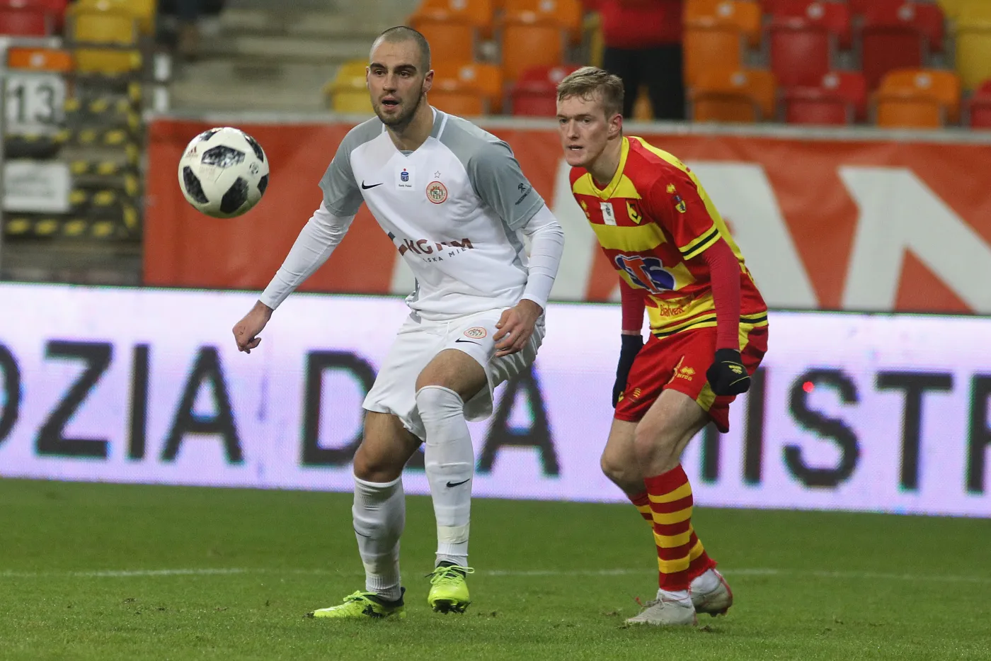 Zawodnik Jagiellonii Białystok Karol Świderski (P) i Damian Oko (L) z KGHM Zagłębia Lubin