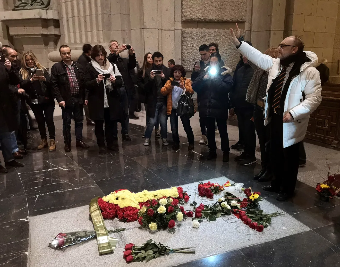 Przyjeżdżąjacy na grób generała Franco. Kwiaty są tu jednak rzadkością 