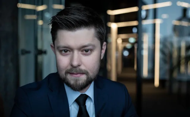 Remigiusz Mróz: Czasem w pełni świadomie pozwalam sobie na polityczny komentarz z przymrużeniem oka