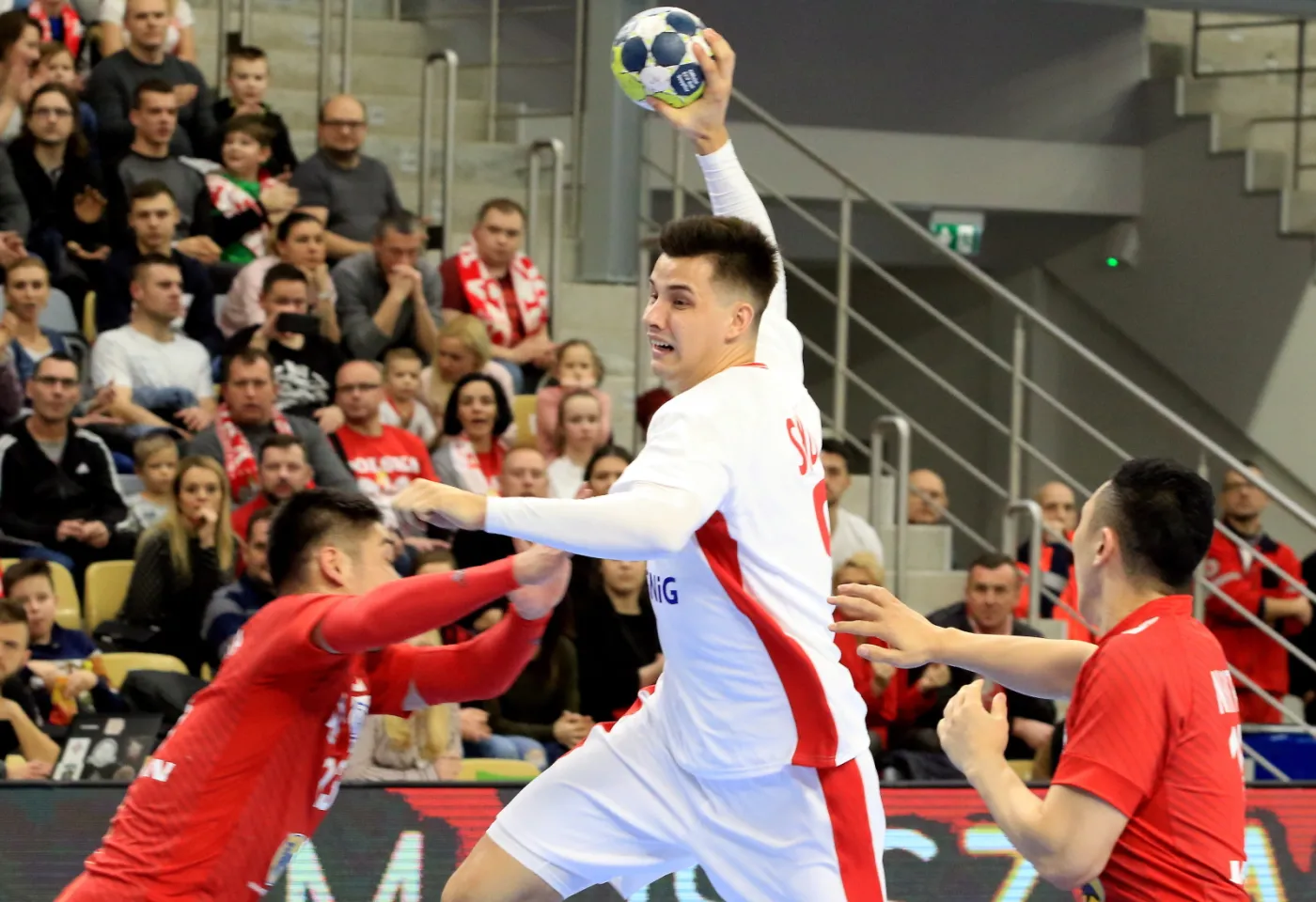 Polak Szymon Sićko (C) oraz Kenya Kasahara (L) i Kohei Narita (P) z Japonii podczas meczu międzynarodowego turnieju piłkarzy ręcznych w Opolu