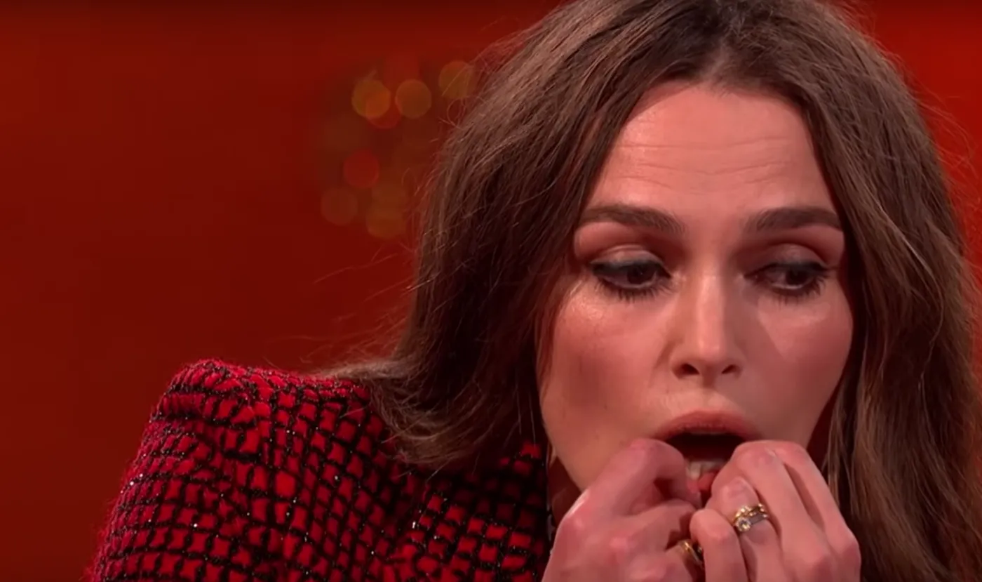 Keira Knightley gra na zębach. i robi to badzo dobrze
