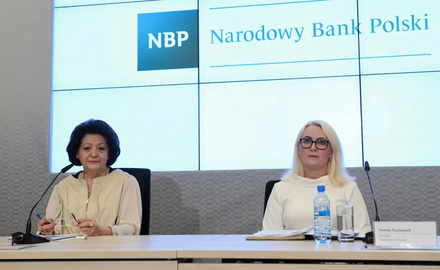 Zastępca dyrektora Departamentu Kadr Narodowego Banku Polskiego Ewa Raczko (L) i dyrektor Departamentu Prawnego Dorota Szymanek (P) podczas konferencji prasowej w siedzibie NBP 